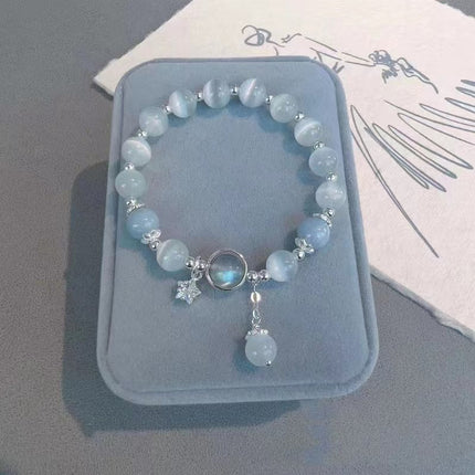 Fashion jewelry bracelet with a decorative charm design