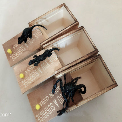 Prank Spider Scare Box – Handmade Wooden Surprise Box – Hilarious Joke Toy for Kids & Adults – Perfect for April Fool's & Parties